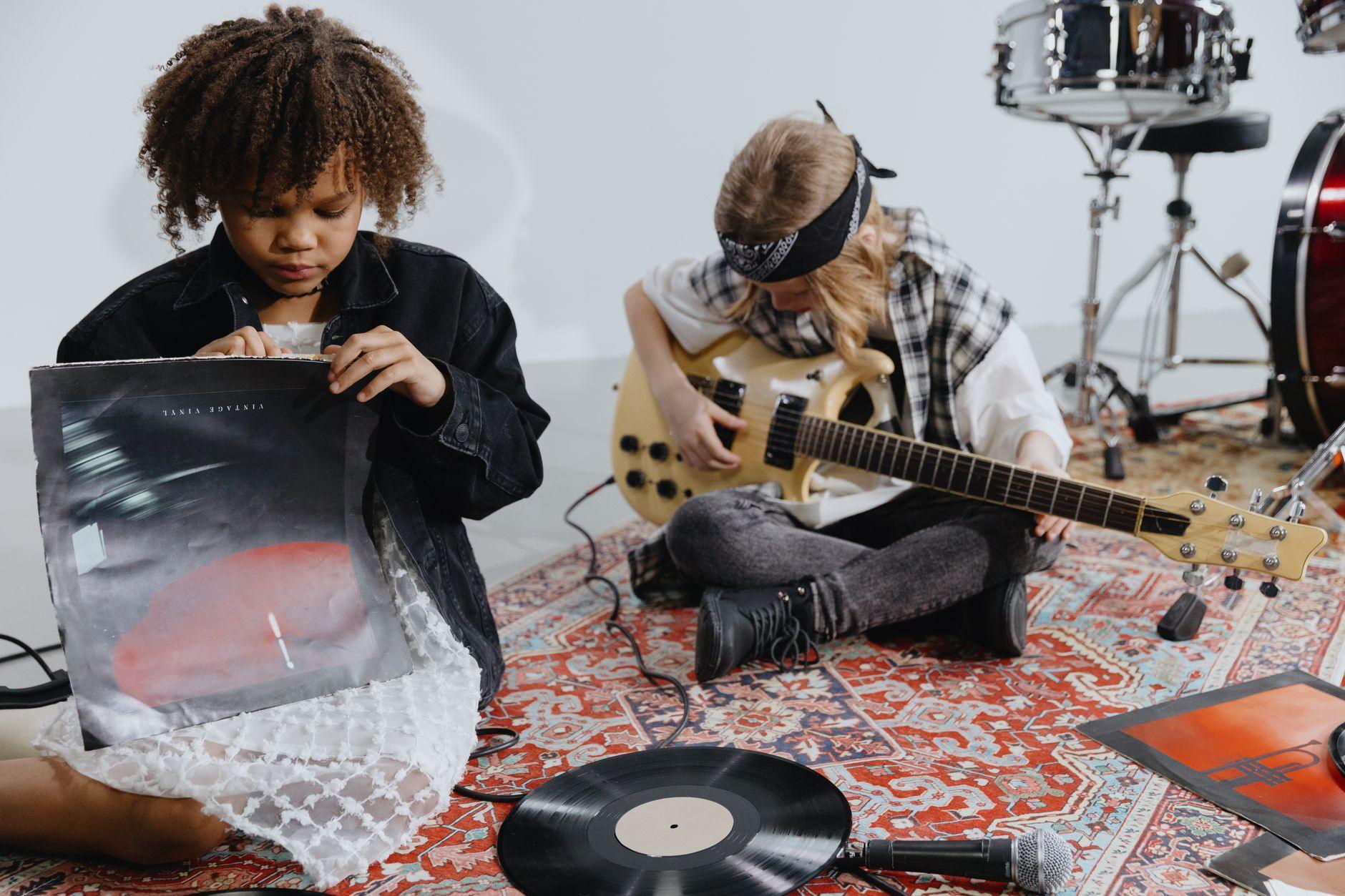 Illustration of Exploring the Role of Session Musicians in Famous Recordings