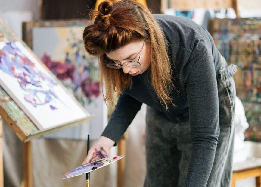 Illustration of Exploring Why Some Artists Choose to Remain Independent
