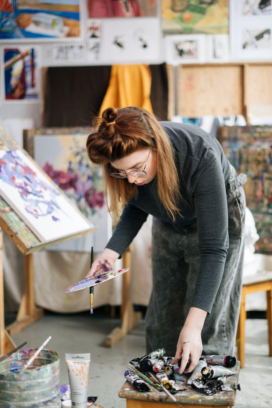 Illustration of Exploring Why Some Artists Choose to Remain Independent