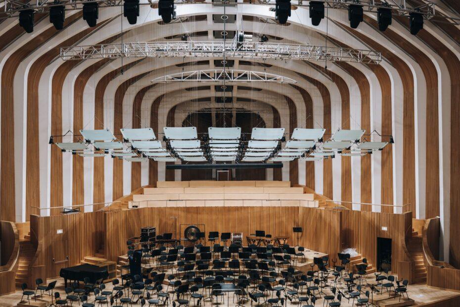 Illustration of The Surprising History Behind Orchestra Seating Arrangements