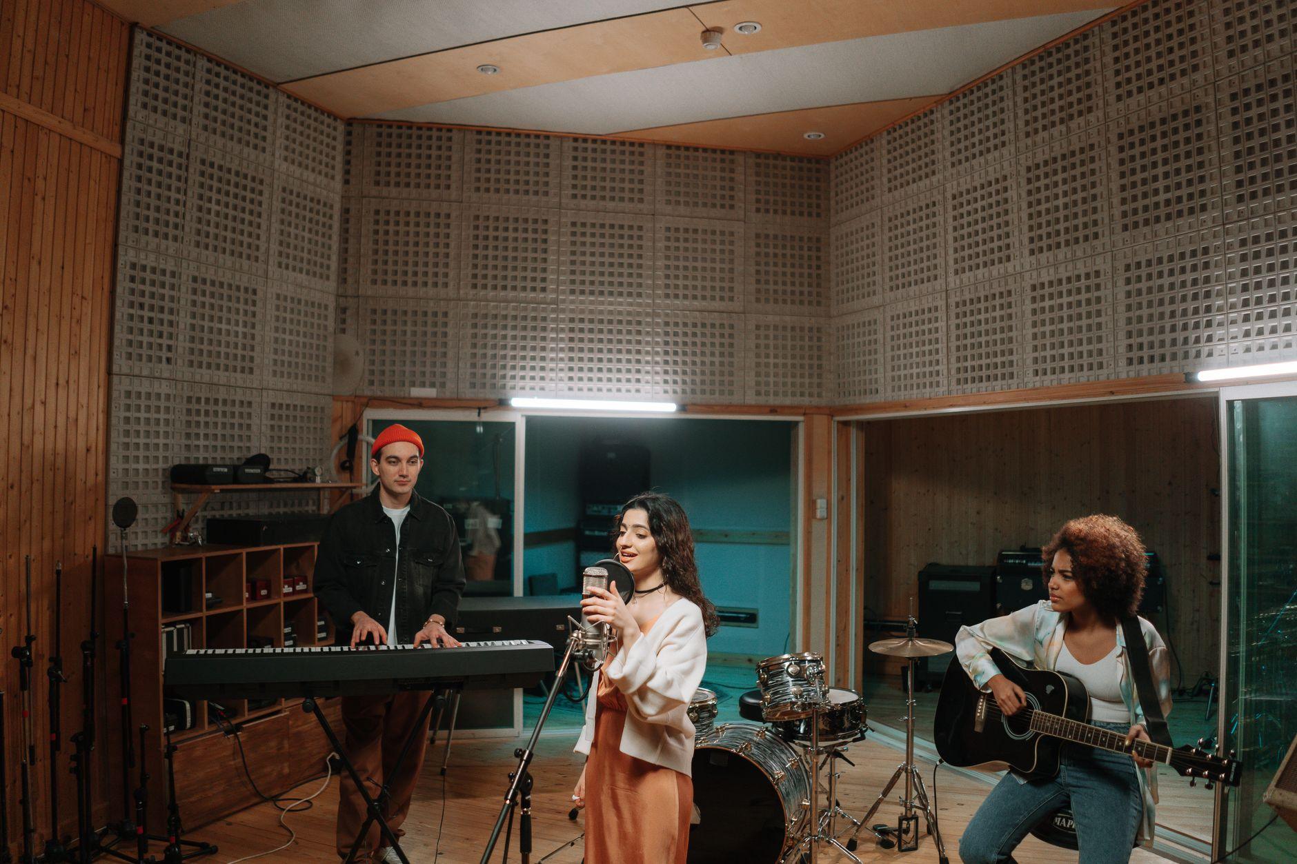 Illustration of What Makes Live Performances Different From Studio Recordings